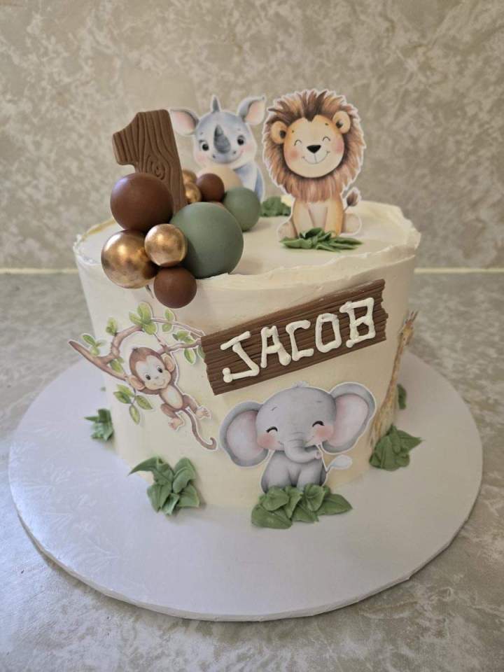 Themed custom cakes in Mercier